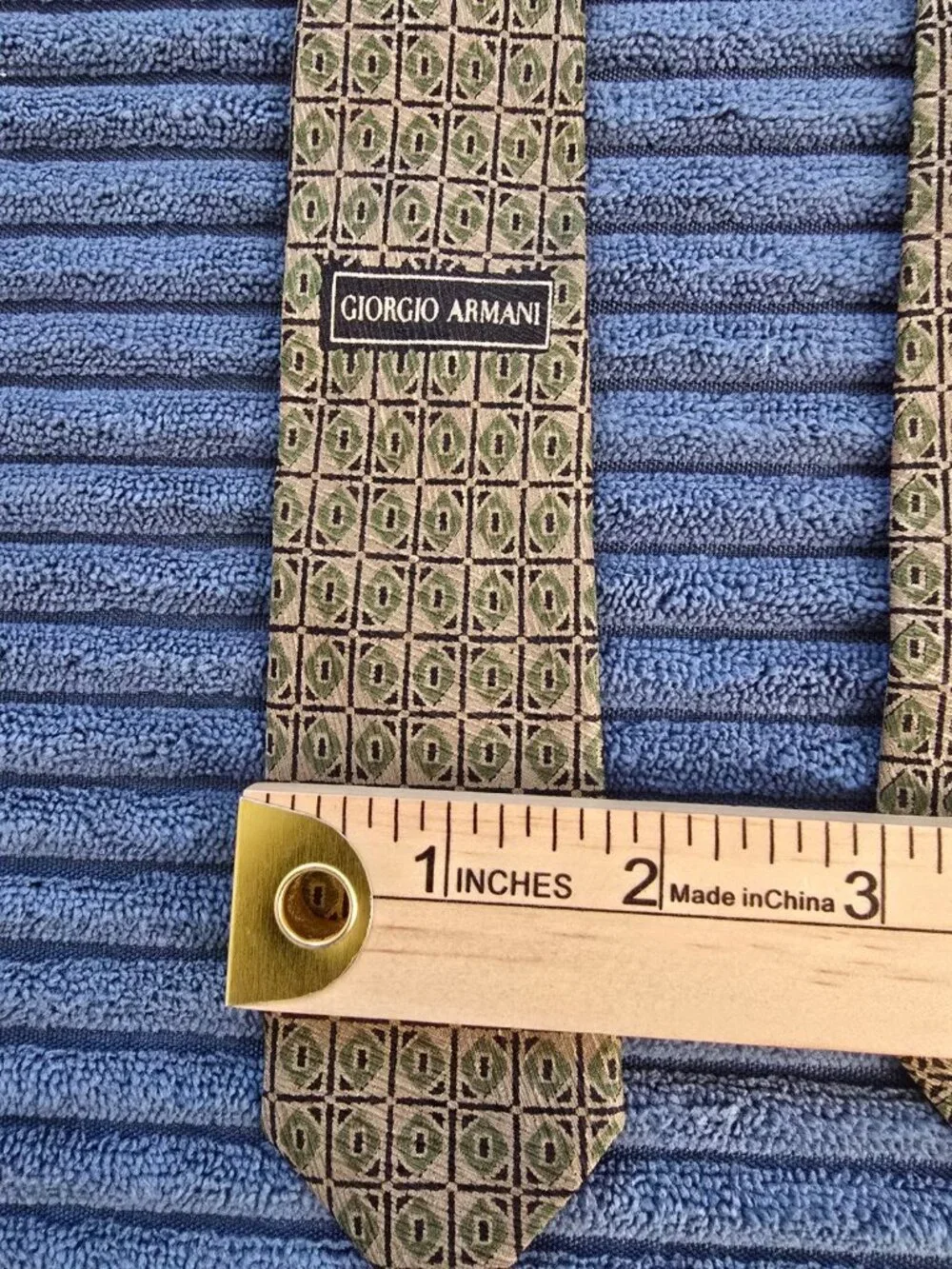 Giorgio Armani Cravatte 100% Silk Tie Italy CA07510 Green Gold Geometric Pattern